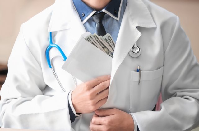 Un medic din Brașov a fost arestat pentru că ar fi cerut 10.000 de lei mită pentru o operație