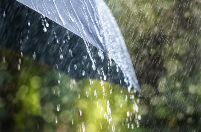 ANM: Cod galben de v&acirc;nt și precipitații &icirc;n zone din 20 de județe; Cod portocaliu de ploi abundente &icirc;n zone din 8 judeţe