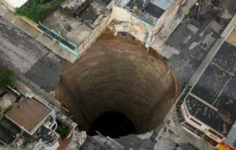 Locuitorii din Guatemala City, socati de groapa imensa formata in oras