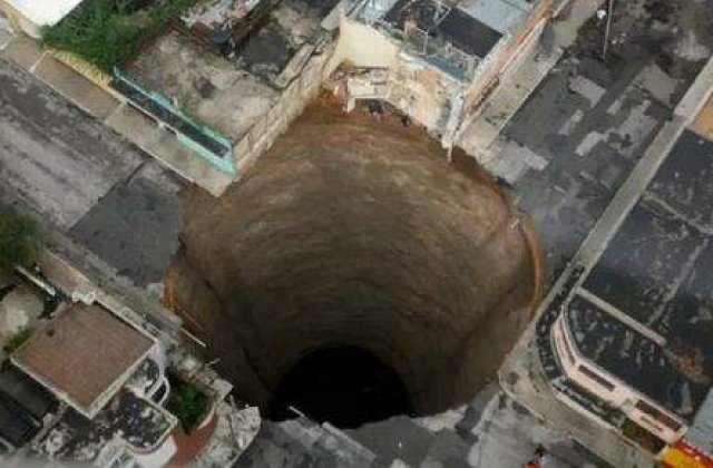 Locuitorii din Guatemala City, socati de groapa imensa formata in oras