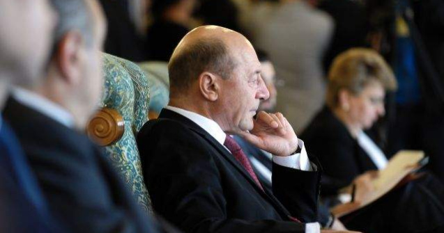 Iliescu, despre Basescu: Are maiestria jocului de picioare