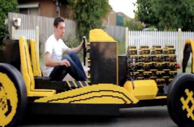 Un roman de 20 de ani a construit integral o masina din piese Lego