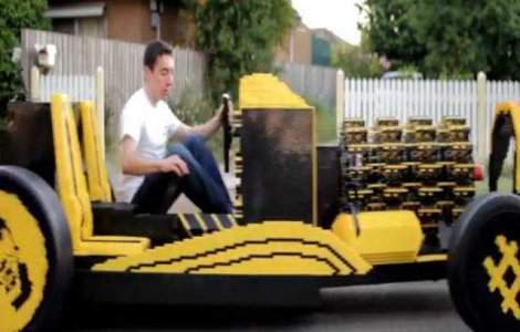 Un roman de 20 de ani a construit integral o masina din piese Lego