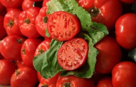 Studiu: Sucul de rosii poate preveni cancerul la san