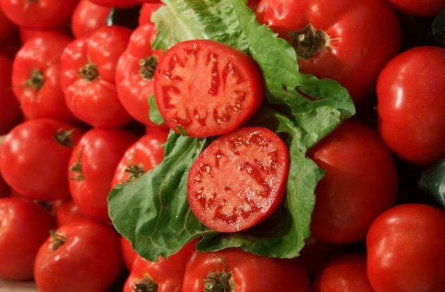 Studiu: Sucul de rosii poate preveni cancerul la san