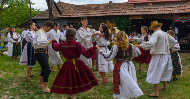 Românii îşi sărbătoresc onomastica de Sfinţii Arhangheli Mihail și Gavriil