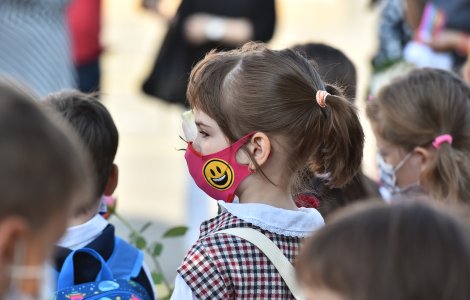 Peste 2 milioane de elevi și preșcolari merg de azi la școală și la grădiniță. Aproape un milion încep cursurile online
