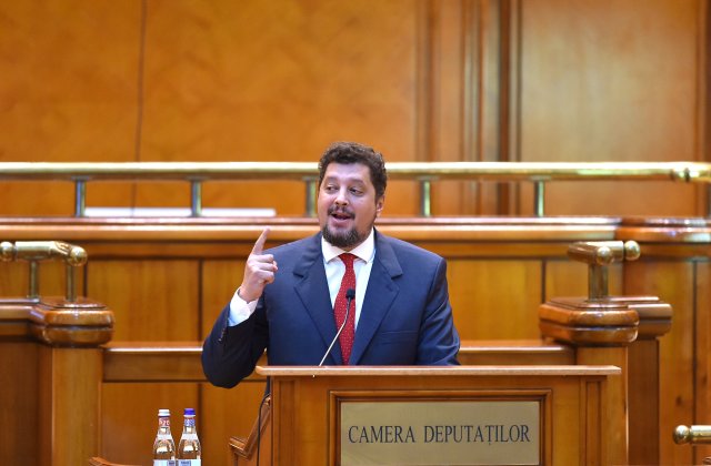 AUR cere Ministerului Educației să renunțe la condiționarea redeschiderii fizice a școlilor de gradul de vaccinare