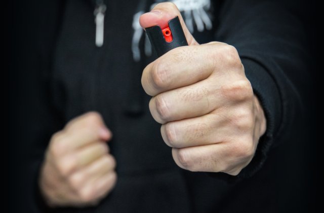 O profesoară din Iași a ajuns la spital după ce un elev a făcut o glumă cu un spray lacrimogen