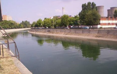 Bucuresti: La plaja pe raul Dambovita!