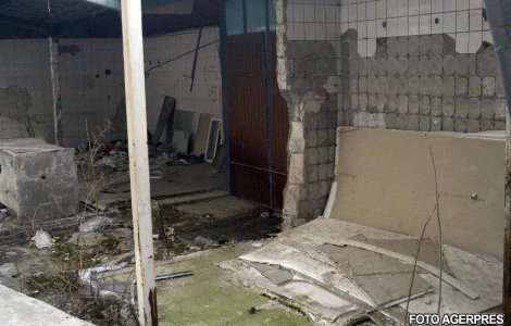 Un barbat a murit strivit de peretele unei hale din Bucuresti