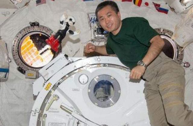 Premiera mondiala: Un robot si un astronaut au stat de vorba in spatiu