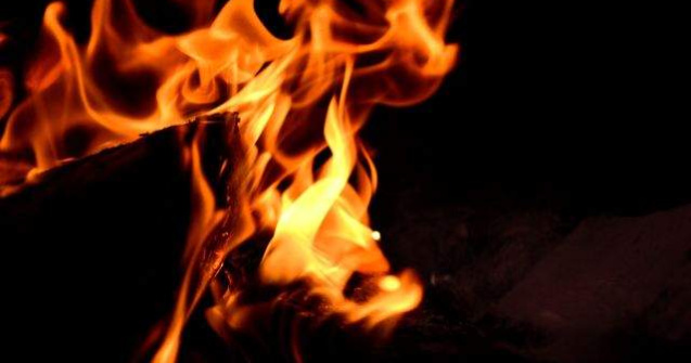 Incendiu puternic la un depozit de materiale sanitare din Capitala