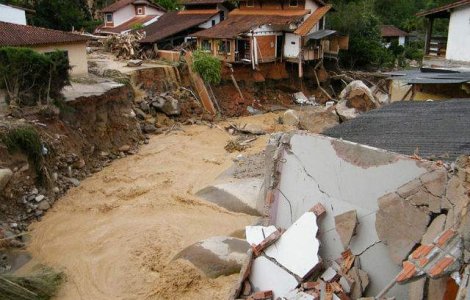 Inundatiile si alunecari de teren in Brazilia: Cel putin 44 de morti