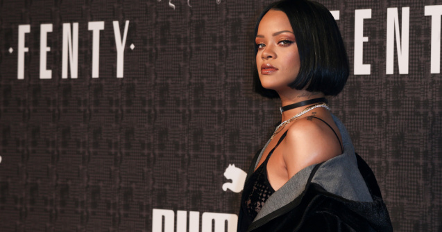  Top  Cântărețe cărora le este rușine cu piesele pe care le-au lansat