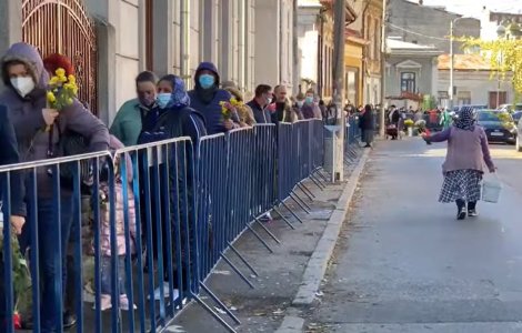 Mii de persoane așteaptă să se închine moaștelor Sfântului Mina din Capitală