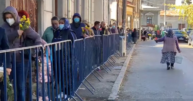 Mii de persoane așteaptă să se închine moaștelor Sfântului Mina din Capitală