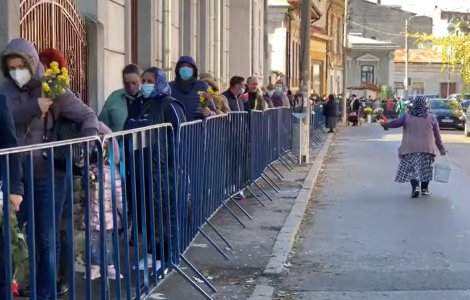 Mii de persoane așteaptă să se închine moaștelor Sfântului Mina din Capitală