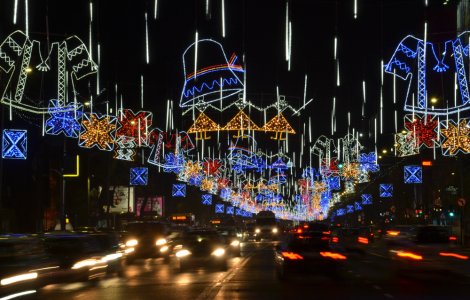 Luminițele de Crăciun din București au început să fie montate