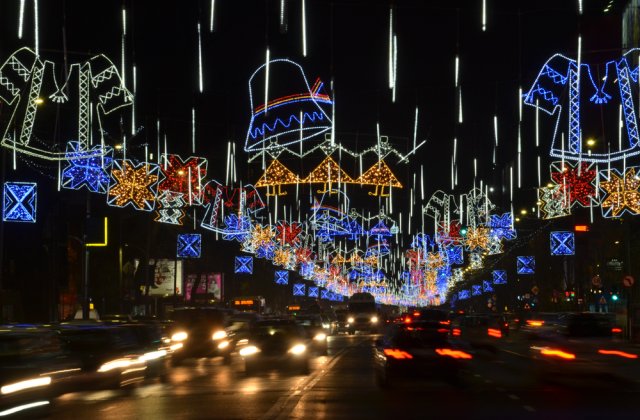 Luminițele de Crăciun din Capitală au început să fie montate. Cât va cheltui în acest an PMB pentru decorarea orașului