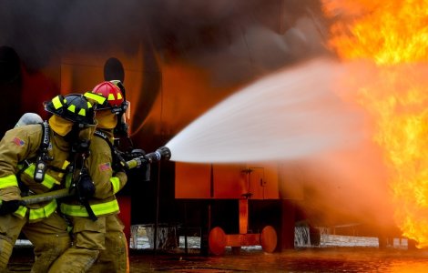 Un TIR a luat foc pe Autostrada A3. Pompierii au intervenit cu trei autospeciale pentru a stinge flăcările