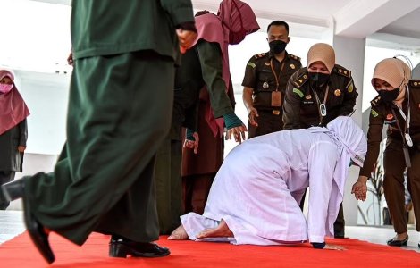 Indonezia: Femeie biciuită de 17 ori pentru că a întreținut relații sexuale cu iubitul ei în afara căsătoriei