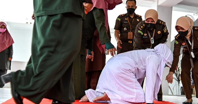 Indonezia: Femeie biciuită de 17 ori pentru că a întreținut relații sexuale cu iubitul ei în afara căsătoriei
