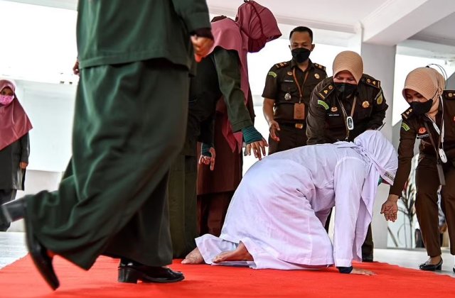 Indonezia: Femeie biciuită de 17 ori pentru că a întreținut relații sexuale cu iubitul ei în afara căsătoriei  