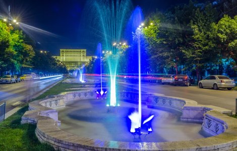 Un șofer a ajuns cu mașina în fântâna arteziană din Piața Unirii