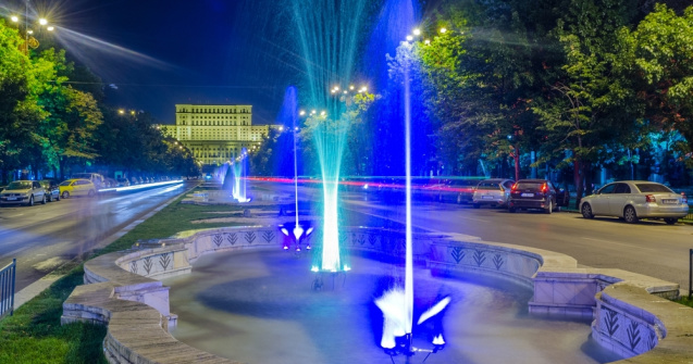 Un șofer a ajuns cu mașina în fântâna arteziană din Piața Unirii