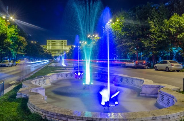 Un șofer a ajuns cu mașina în fântâna arteziană din Piața Unirii