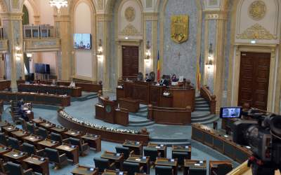 Plenul Parlamentului se...