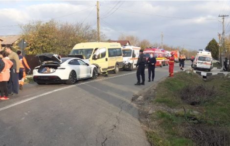 Microbuz cu 17 elevi implicat într-un accident. A fost activat Planul roșu de intervenție