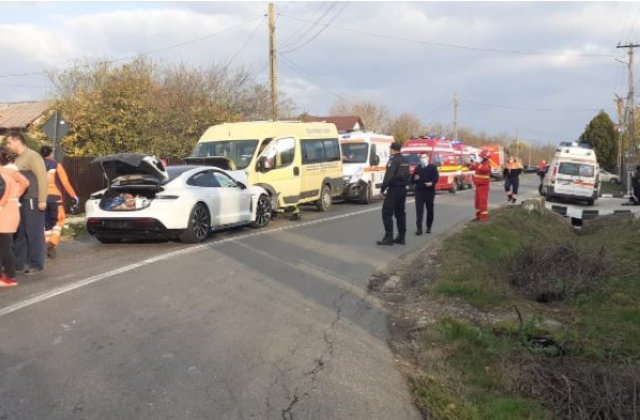 Microbuz cu 17 elevi implicat într-un accident. A fost activat Planul roșu de intervenție 