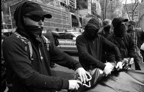 Tineri protestatari, batuti de neonazisti