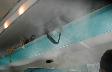 Aterizare de urgenta la Amsterdam, in urma unui incendiu la un motor