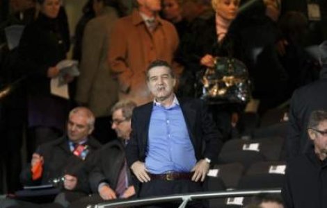 Becali, redus la tacere