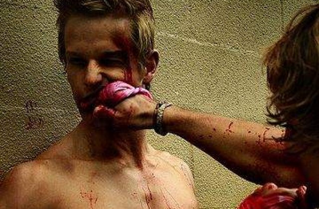 Barbat atacat intr-un club de 15 barbati mascati cu cagule