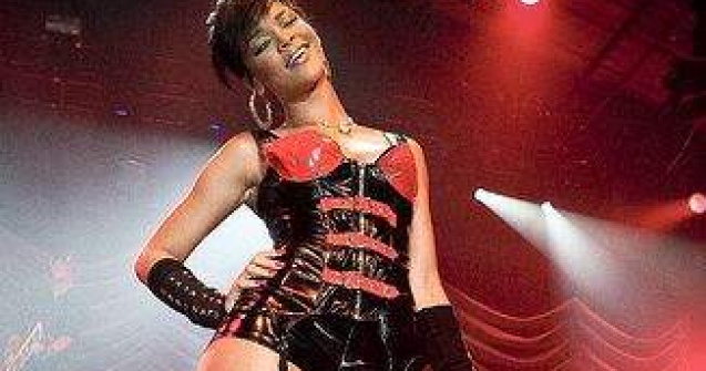  Foto / video  Rihanna s-a facut roscata