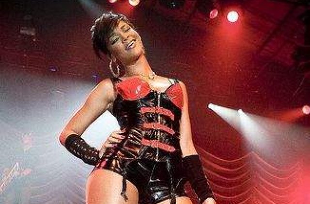 [FOTO / VIDEO] Rihanna s-a facut roscata