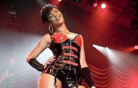  Foto / video  Rihanna s-a facut roscata