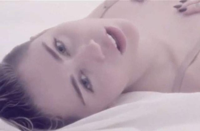 [VIDEO] Miley Cyrus si-a lansat noul videoclip "erotic"