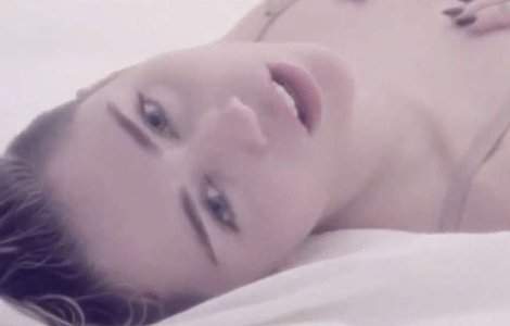  Video  Miley Cyrus si-a lansat noul videoclip erotic