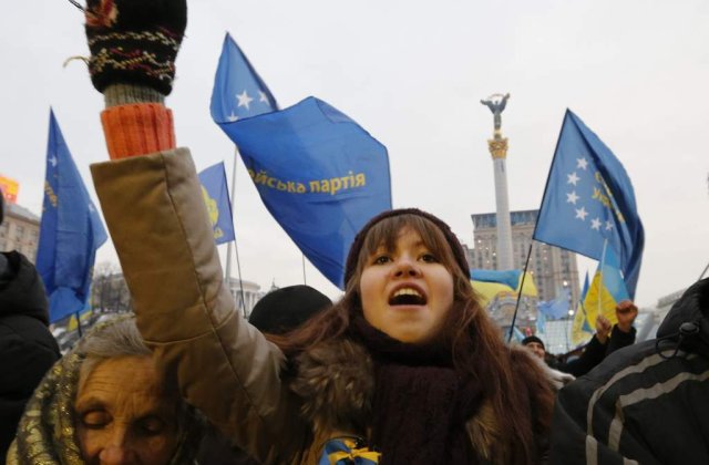 Zeci de mii de persoane protesteaza la Kiev
