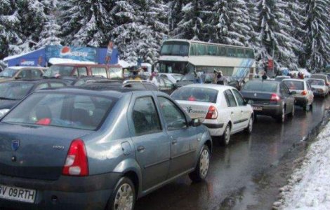 Traficul aglomerat pe Valea Prahovei: Mii de turisti vor petrece Revelionul la munte
