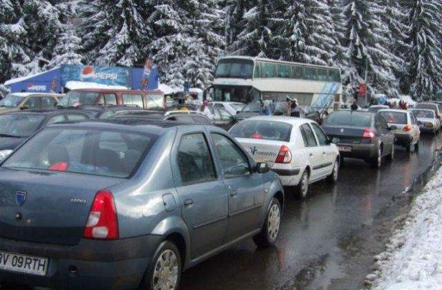 Traficul aglomerat pe Valea Prahovei: Mii de turisti vor petrece Revelionul la munte