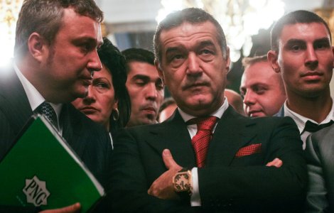 Mesaje de amenințare pe gardul lui Gigi Becali. Ce i-au scris fanii FCSB