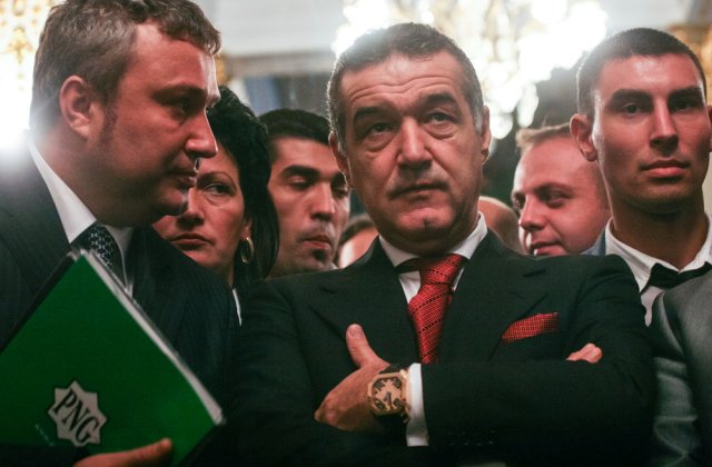 Mesaje de amenințare pe gardul lui Gigi Becali. Ce i-au scris fanii FCSB patronului echipei