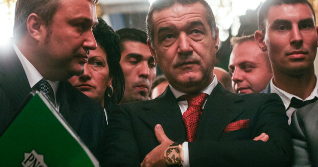 Mesaje de amenințare pe gardul lui Gigi Becali. Ce i-au scris fanii FCSB