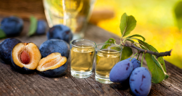 Polițiștii de frontieră din Constanța au descoperit 7.000 de litri de țuică